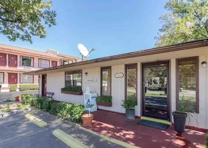 The Parkwood Inn & Suites